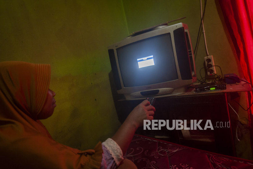 Warga mencoba mengakses layanan tv digital melalui set top box di Cimarga, Lebak, Banten, Senin (14/11/2022). Meskipun sudah menggunakan set top box, layanan tv di daerah tersebut masih blank spot atau tidak mendapatkan jangkauan siaran tv. 