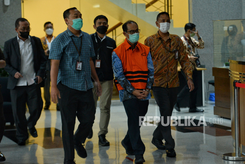Tersangka Hakim Agung Gazalba Saleh berjalan mengenakan rompi tahanan KPK usai diperiksa di Gedung Merah Putih KPK, Jakarta, Kamis (8/12/2022).
