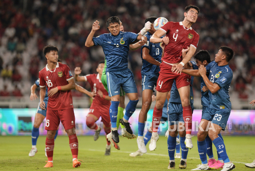 Pemain timnas Indonesia Elkan Baggot menyundul bola saat bertanding melawan timnas Brunei Darussalam pada laga Kualifikasi Piala Dunia 2026 zona Asia di SUGBK, Jakarta, Kamis (12/10/2023). 