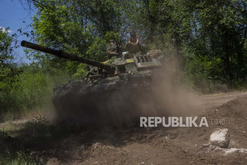 Prajurit Ukraina melakukan manuver tank di dekat garis depan di wilayah Donetsk, Ukraina timur, Senin, 6 Juni 2022. Menteri Pertahanan Jerman Christine Lambrecht kembali menolak permintaan Ukraina untuk memasok tank tempur ke negara tersebut.