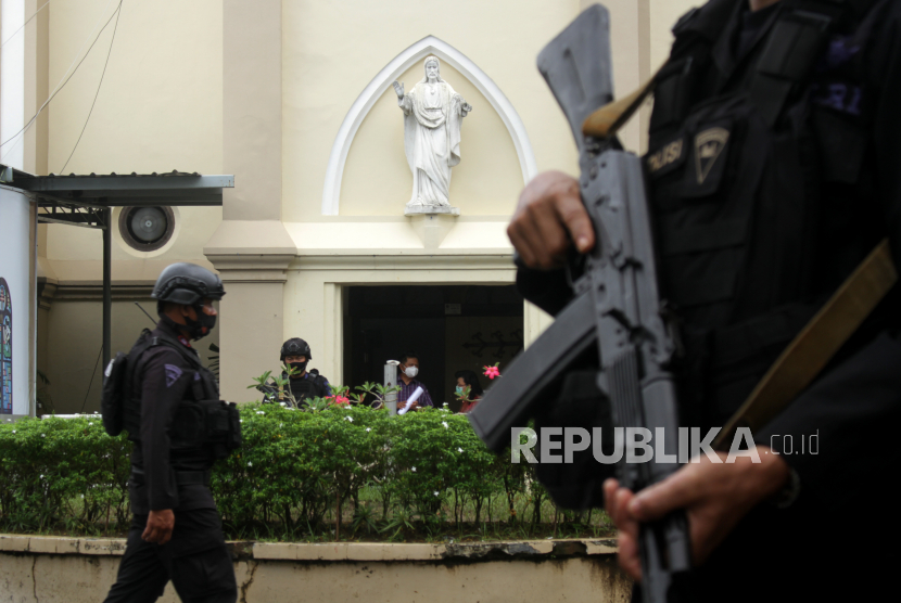 Anggota Brimob Polda Sulsel berjaga di depan Gereja Katedral Makassar, Sulawesi Selatan, Rabu (31/3/2021). Jelang perayaan hari Paskah 2021, penjagaan di gereja tersebut diperketat pascaledakan bom bunuh diri pada Minggu (28/3/2021). 