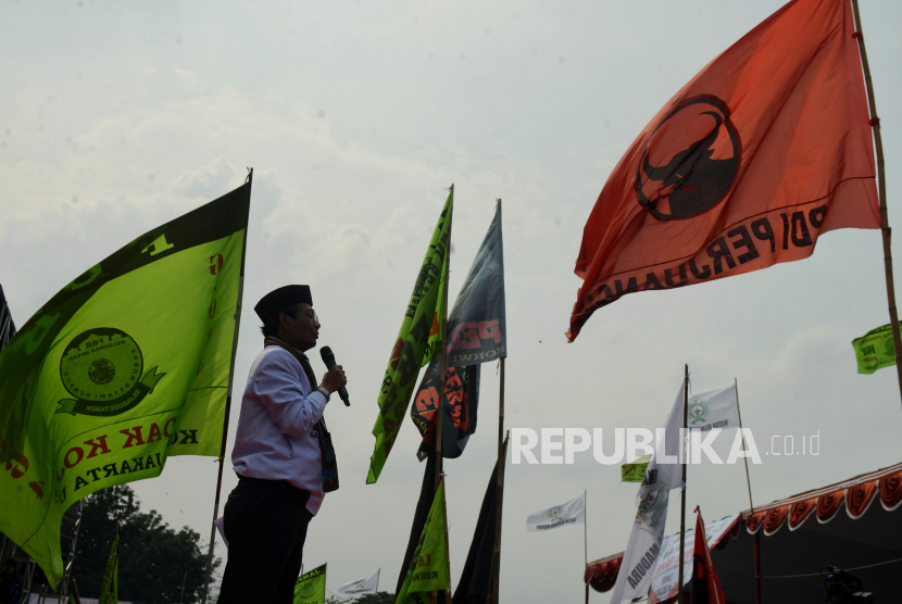 Cawapres nomor urut 3, Mahfud MD saat menghadiri acara deklarasi dukungan di Lapangan Jalan Akses Rusun, Cakung, Jakarta Timur, Sabtu (6/1/2024).