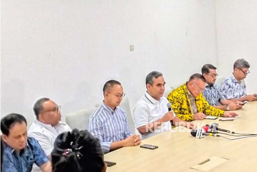 Para sekjen partai Koalisi Indonesia Maju (KIM) saat konferensi pers H-1 pendaftaran pasangan Prabowo-Gibran di kawasan Jakarta Selatan, Selasa (24/10/2023). 