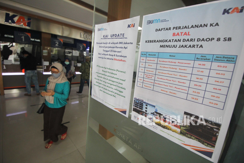 Sejumlah penumpang kereta api di Stasiun Pasar Turi, Surabaya, Jawa Timur. 