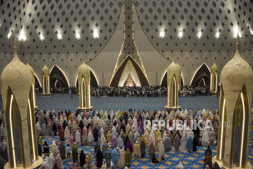 Jamaah melaksanakan shalat Tarawih di Masjid Raya Al Jabbar, Gedebage, Kota Bandung, Jawa Barat, Rabu (22/3/2023). 
