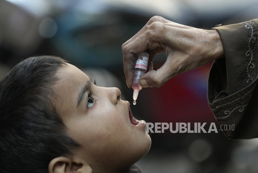 Virus Polio dapat menginfeksi siapapun, tidak hanya pada anak.