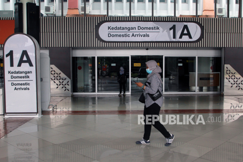 Pengunjung berjalan di Terminal 1 A, Bandara Soekarno Hatta, Tangerang, Banten. Kementerian Kesehatan menegaskan warga negara asing (WNA) yang datang ke Indonesia maupun warga negara Indonesia (WNI) yang melakukan repatriasi ke Tanah Air wajib melakukan karantina mandiri.