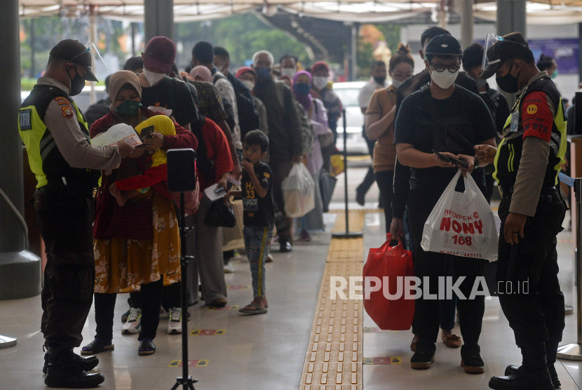 Sejumlah penumpang kereta api mengantri untuk dilakukan pengecekan tiket di Stasiun Senen, Jakarta, Selasa (21/12). Jelang libur Natal dan Tahun Baru kepadatan penumpang kereta api jarak jauh mulai terlihat di stasiun Senen.Prayogi/Republika
