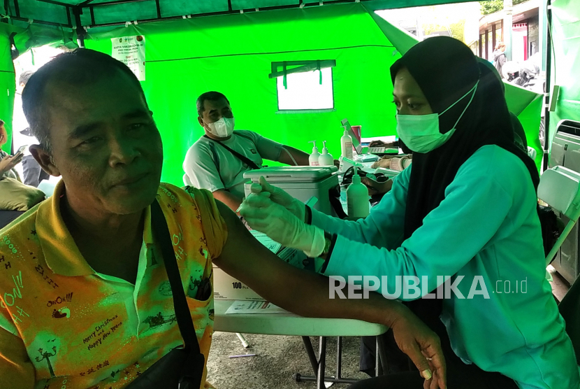Wisatawan mengikuti vaksinasi Covid-19 booster di Posko Kesehatan Tempat Khusus Parkir (TKP) Abu Bakar Ali, Yogyakarta, Selasa (27/12/2022). Kementerian Kesehatan mengizinkan pemberian vaksinasi booster Covid-19 dosis kedua atau suntikan keempat kepada masyarakat umum.