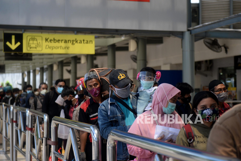 Sejumlah penumpang mengantri untuk memasuki area peron di Stasiun Pasar Senen, Jakarta, Selasa (1/12). PT Kereta Api Indonesia (KAI) Daerah Operasi (Daop) 1 Jakarta membuka pemesanan tiket kereta api (KA) jarak jauh untuk periode H+30 atau hingga 31 Desember 2020. Hal ini dilakukan PT KAI demi mempersiapkan momen Natal dan Tahun Baru 2021.Prayogi/Republika.