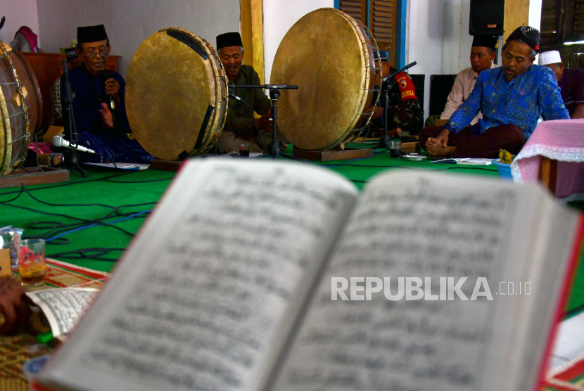 Muslim residents followed the barzanji by chanting prayers and praises to Prophet Muhammad accompanied by tambourines during the celebration of Gembrung art in Kedondong, Kebonsari, Madiun Regency, East Java, Thursday (28/9/2023). The display of Gembrung art in the region is a tradition to commemorate Maulid of the Prophet Muhammad.
