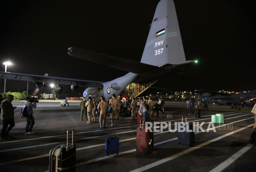 Empat pesawat militer yang membawa 343 warga Yordania, Palestina, Irak, Suriah, dan Jerman yang dievakuasi dari Sudan tiba di Bandara Militer Marka, di Amman, Yordania, Yordania, (24/4/2023).