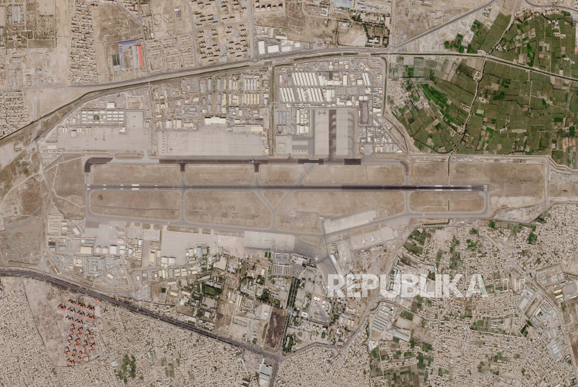 Dalam foto satelit yang diambil oleh Planet Labs Inc. ini, sebuah pos pemeriksaan Taliban terlihat memblokir akses tepat di selatan bandara internasional Kabul pada Sabtu, 28 Agustus 2021. 