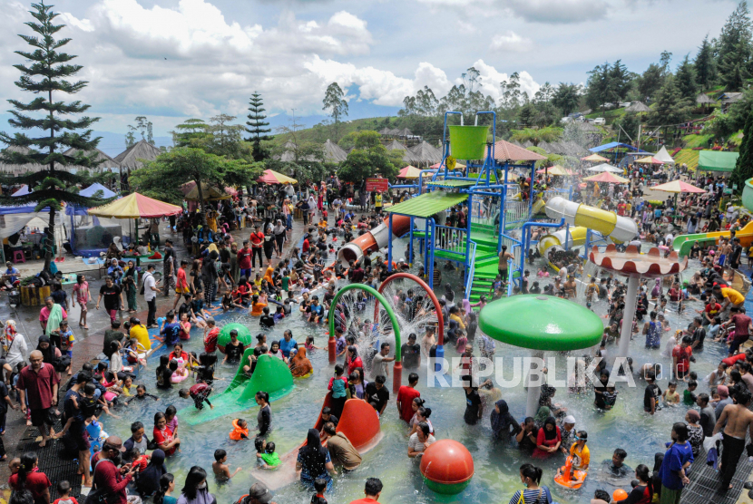 Wisatawan memadati Taman Wisata Darajat Pass di Desa Karyamekar, Kecamatan Pasirwangi, Kabupaten Garut.