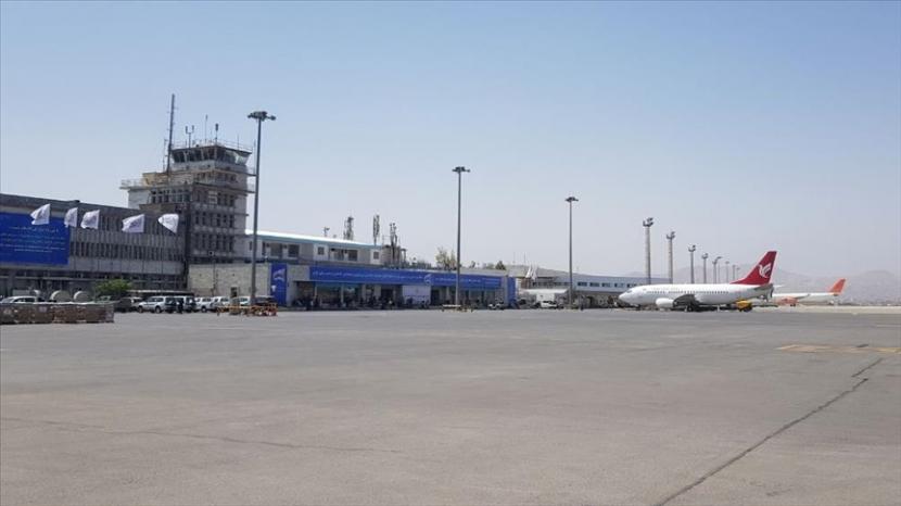 Maskapai nasional Pakistan mendarat di Bandara Internasional Hamid Karzai, Kabul, pada Senin (13/9), menjadikannya penerbangan internasional pertama ke Afghanistan sejak pengambilalihan Taliban bulan lalu.