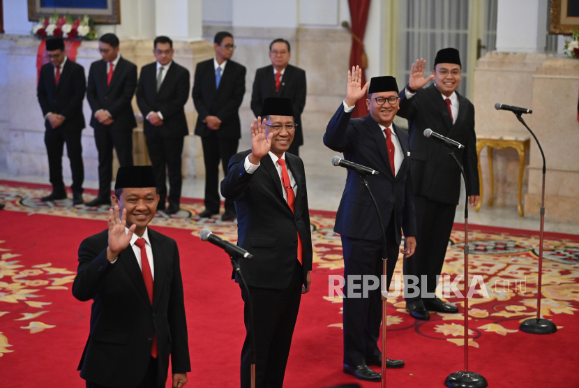 Calon pejabat baru Menteri ESDM Bahlil Lahadalia (kiri), calon Menkumham Supratman Andi Agtas (kedua kiri), calon Kepala BKPM/Menteri Investasi Roslan Roeslani (kedua kanan) dan calon Wamen Kominfo Angga Raka Prabowo (kanan) bersiap mengikuti pelantikan di Istana Negara, Jakarta, Senin (19/8/2024). Presiden Jokowi melantik sejumlah menteri,wakil menteri dan dan beberapa kepala badan pemerintahan, di antaranya Bahlil Lahadalia sebagai Menteri ESDM menggantikan Arifin Tasrif, dan Supratman Andi Agtas sebagai Menkumham menggantikan Yasonna Laoly.