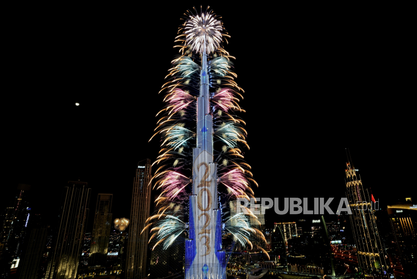 Kembang api terlihat di Burj Khalifa, gedung tertinggi di dunia, saat perayaan Malam Tahun Baru, di Dubai, Uni Emirat Arab, Ahad (1/1/2023). Kunjungan wisatawan ke Dubai pada tahun lalu melonjak hampir dua kali lipat.  
