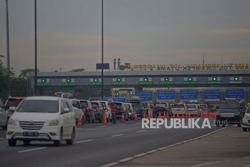 Sejumlah kendaraan antre memasuki Gerbang Tol Cikampek Utama, Cikampek, Jawa Barat, Kamis (28/4/2022). 