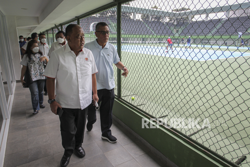 Ketua Umum Komite Olahraga Nasional Indonesia (KONI) Marciano Norman (kiri)