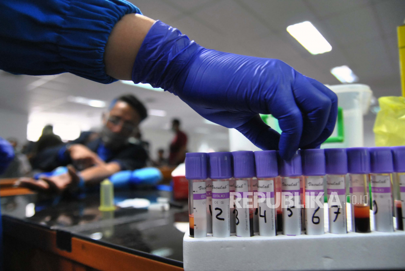 Petugas dinas kesehatan menunjukkan sampel darah saat pemeriksaan kesehatan. Pemeriksaan kesehatan ini meliputi tekanan darah, suhu tubuh, dan cek darah sebagai upaya pencegahan penyebaran covid-19 di Kota Bogor. (Antara/Arif Firmansyah)