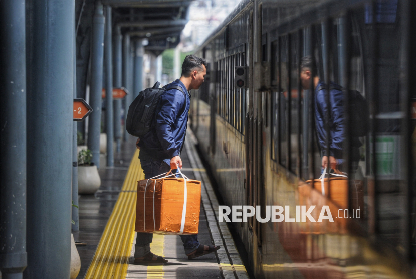 Sejumlah pemudik kereta api jarak jauh memasuki kereta di Stasiun Pasar Senen, Jakarta, Ahad (23/3/2025). Kondisi stasiun Pasar Senen saat ini terlihat lebih ramai terutama di area tunggu yang dipenuhi pemudik dengan membawa koper dan bungkusan kardus yang siap dibawa pulang ke kampung halaman. Sepekan menjelang Idul Fitri, Sejumlah warga memilih mudik lebih awal untuk menghindari kepadatan penumpang dan kesulitan mendapatkan tiket kereta pada arus mudik 2025. Selain itu pemudik memilih untuk pulang lebih awal agar dapat menghabiskan waktu lebih lama di kampung halaman.