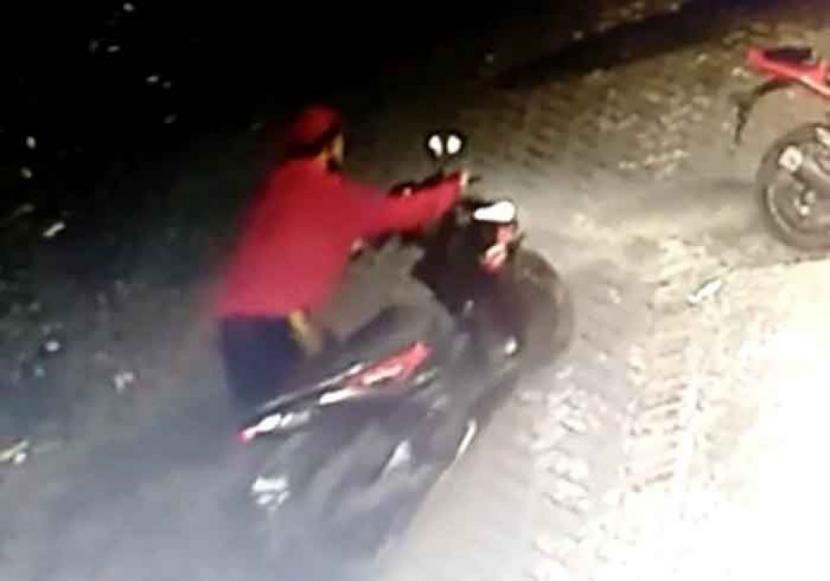 Modus Beli Camilan, 2 Pemuda di Surabaya Terekam CCTV Curi Motor