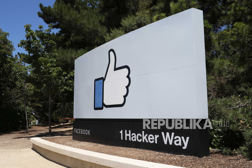 Ikon jempol Facebook terpasang di papan iklan. Direktur bidang manajemen produk Facebook, Rob Leathern, berhenti.