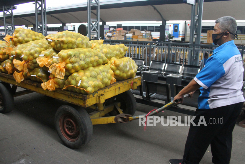 Pekerja menarik troli barang bermuatan buah jeruk sebelum dikirim ke Jakarta di Gudang Rail Express (ilustrasi). PT KAI Daop 5 mengoperasikan kargo pengiriman barang lingkar Joglosemar.