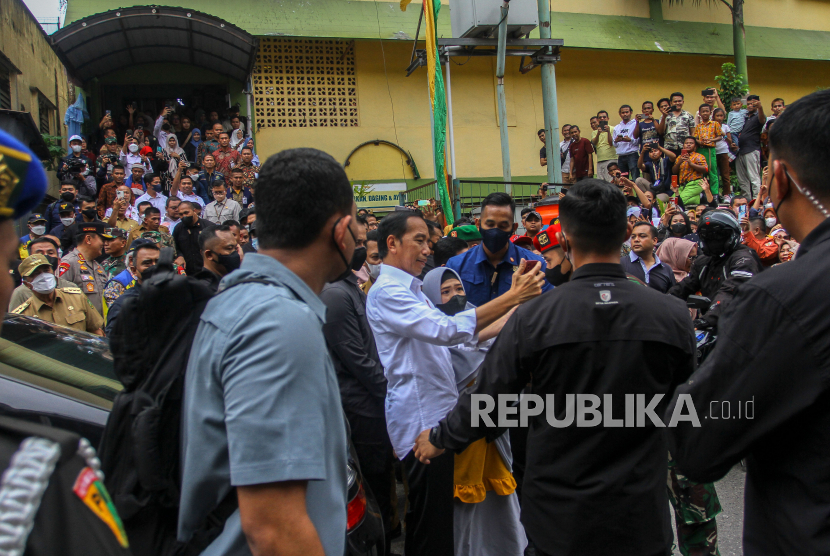 Presiden Joko Widodo melakukan sidak pasar (ilustrasi). Presiden Joko Widodo (Jokowi) meninjau Pasar Rakyat Tabalong di Kabupaten Tabalong, Kalimantan Selatan, Jumat (17/3/2023).