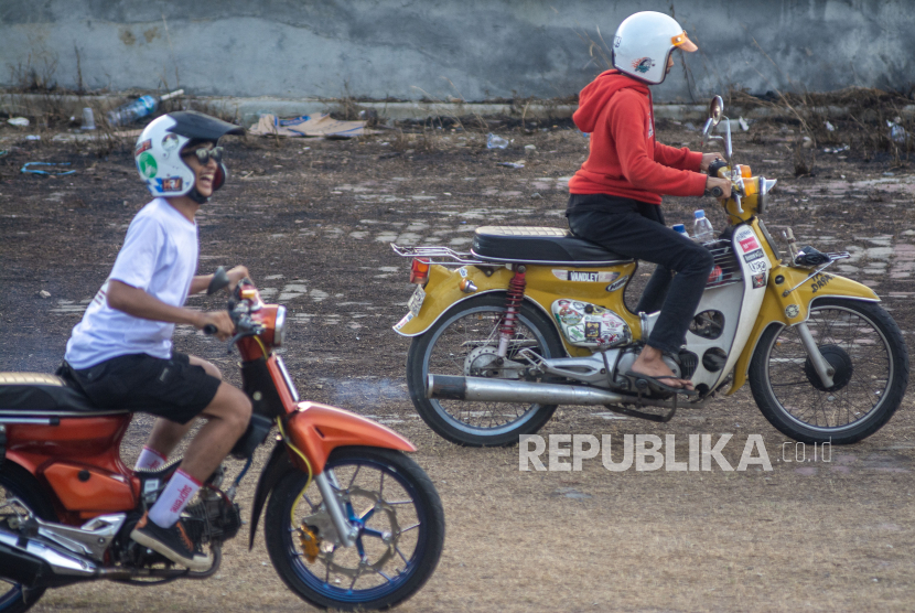 Peserta mengendarai sepeda motornya dalam lomba motor lambat pada jambore komunitas motor klasik di Palu, Sulawesi Tengah, Sabtu (25/11/2023). Jambore yang digelar untuk memperingati satu dekade komunitas motor CB Tanah Kaili dan diikuti ratusan pecinta motor klasik dari berbagai daerah se-Sulawesi itu diisi dengan kontes motor, games, dan sosialisasi keamanan berkendara oleh polisi lalulintas. 