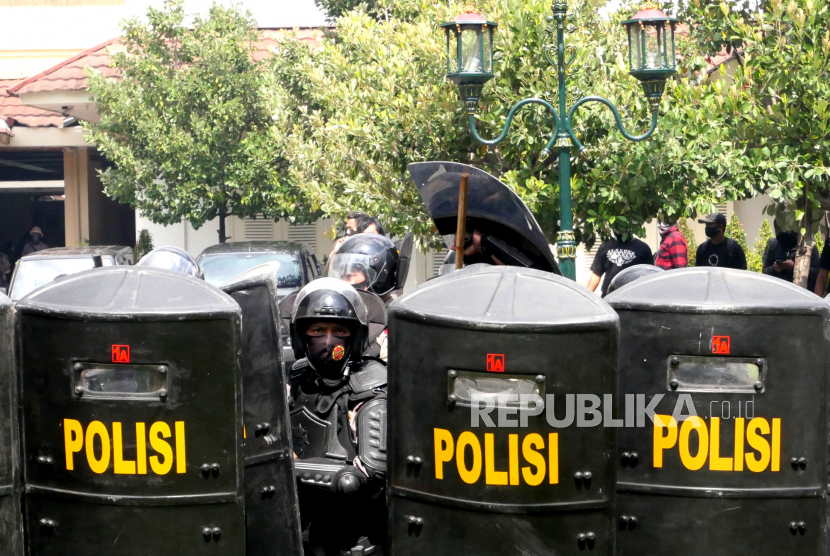 Polisi berjaga saatbunjuk rasa tolak Omnibus Law di DPRD DIY, Kamis (8/10).