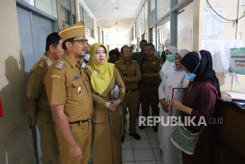 Wakil Bupati Garut Helmi Budiman melakukan inspeksi mendadak (sidak) di RSUD dr Slamet, Kabupaten Garut, Jawa Barat, Senin (25/9/2023). 
