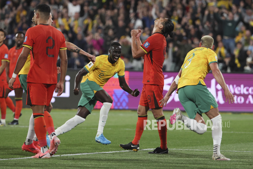 Pemain Australia Lewis Miller (kanan) melakukan selebrasi seusai mencetak gol ke gawang Cina pada pertandingan kualifikasi Piala Dunia 2026 di Adelaide Oval Adelaide, Australia, Kamis (10/10/2024).