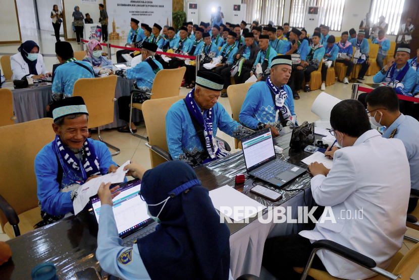 Petugas kesehatan memeriksa kondisi jamaah calon haji di Asrama Haji Pondok Gede, Jakarta, Selasa (21/4/2026). Sebanyak 393 jamaah haji embarkasi Jakarta-Pondok Gede kelompok terbang (kloter) pertama tiba di Asrama Haji Pondok Gede dan akan diberangkatkan menuju Tanah Suci melalui Bandara Soekarno Hatta pada Rabu (22/4) dini hari. 
