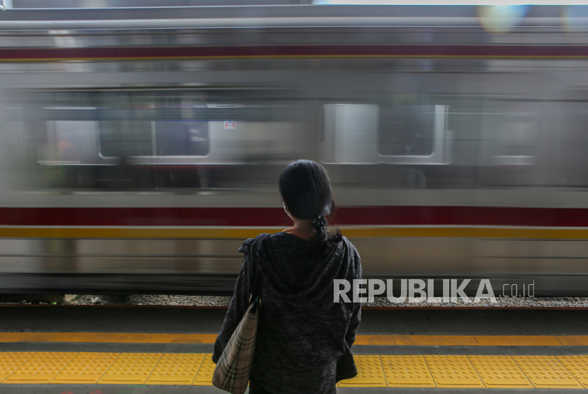 Seorang calon penumpang menunggu jadwal keberangkatan KRL Commuter Line di Stasiun Tangerang, Kota Tangerang, Banten. (ilustrasi)