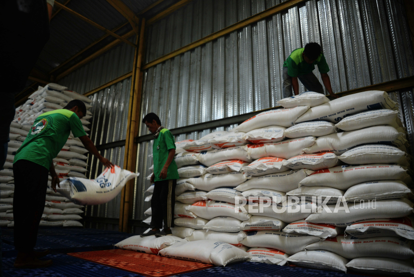 Pekerja melakukan bongkar muat karung berisi beras di Gudang Beras Food Station, Cipinang, Jakarta, Jumat (3/2/2023) (ilustrasi).