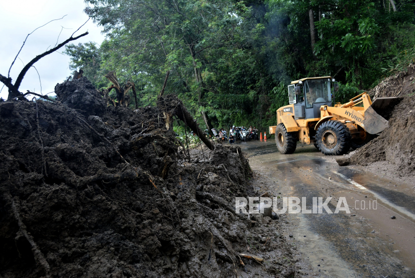 Hujan deras yang melanda kawasan Garut selatan mengakibatkan tanah longsor. 