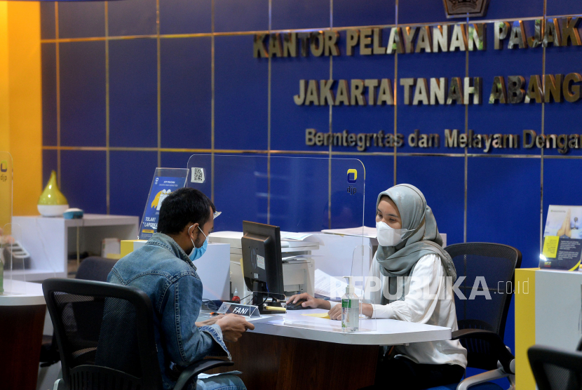 Petugas pajak melayani warga wajib pajak di Kantor Pelayanan Pajak (KPP) Pratama Jakarta, Tanah Abang Tiga, Senin (25/7/2022).