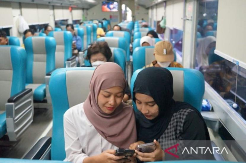 KAI terapkan aturan baru penumpang bawa power bank di kereta api.