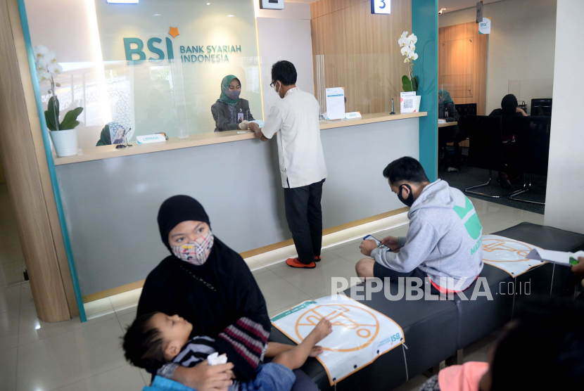 Nasabah melakukan transaksi di Outlet Bank Syariah Indonesia (BSI) KC Jakarta Barat, Senin (1/2). BSI memandang bahwa milenial adalah motor penggerak dalam ekonomi syariah. 