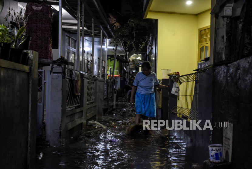 Sejumlah warga membersihkan sisa lumpur pascabanjir di kawasan Campaka, Kecamatan Andir, Kota Bandung, Selasa (2/11). Banjir akibat luapan sungai Cibereum yang merendam sedikitnya 70 rumah di kawasan tersebut berangsur surut, dan warga mulai membersihkan rumah dari endapan lumpur sisa banjir.
