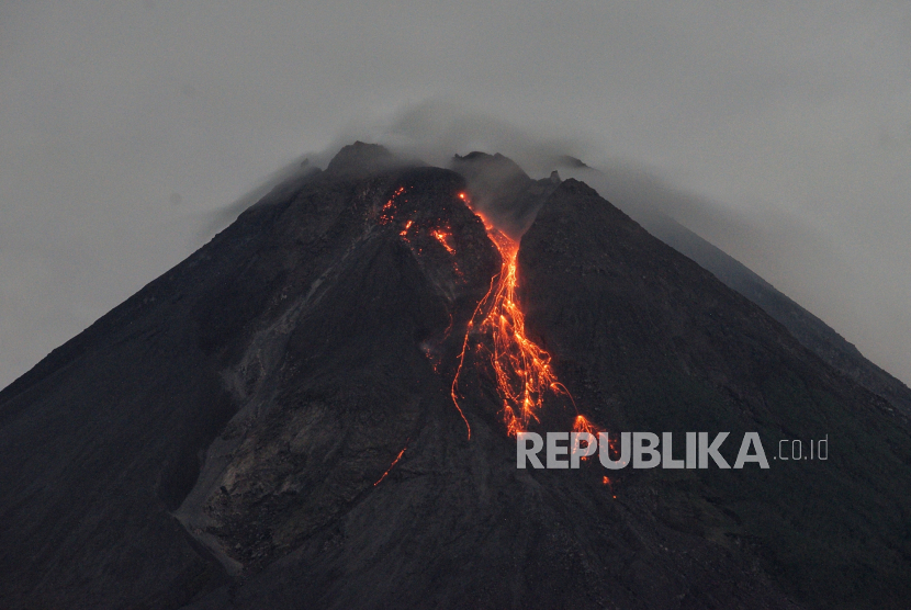 Guguran lava pijar Gunung Merapi terlihat dari Turi, Sleman, D.I Yogyakarta, Jumat (5/3/2021). 