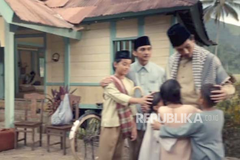 Foto adegan Film Hamka & Siti Raham (Vol 2). Ustaz Erick Yusuf mengapresiasi film ini yang menyoroti kehidupan ulama Indonesia Buya Hamka dengan mendalam. 