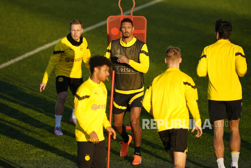 Para pemain Borussia Dortmund menjalani sesi latihan sebelum pertandingan menghadapi Chelsea FC pada babak 16 besar Liga Champions, di Dortmund, Jerman, Rabu (15/2/2023) dini hari WIB.