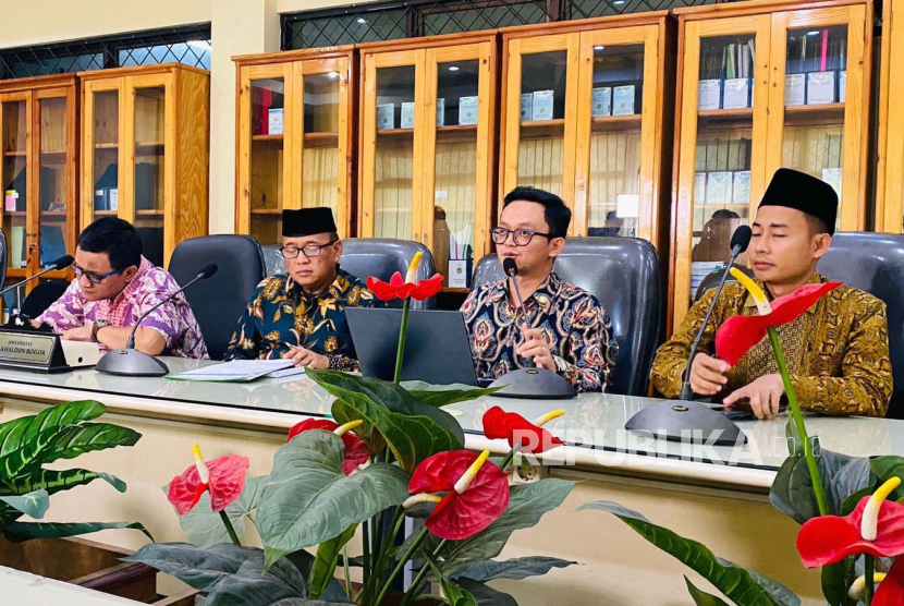Universitas Ibn Khaldun (UIKA) Bogor menggelar jumpa pers terkait penanganan dugaan pelecehan seksual, Senin (2/10/2023). Satgas UIKA Bogor sebut mahasiswi korban pelecehan seksual dosen belum melapor