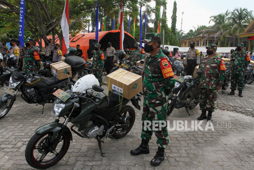 Rombongan Bakti Sosial Serentak Polda Riau dalam penanganan COVID-19 bersiap mengantarkan bantuan sembako dari Posko Relawan COVID-19 Pekanbaru, Riau (ilustrasi)