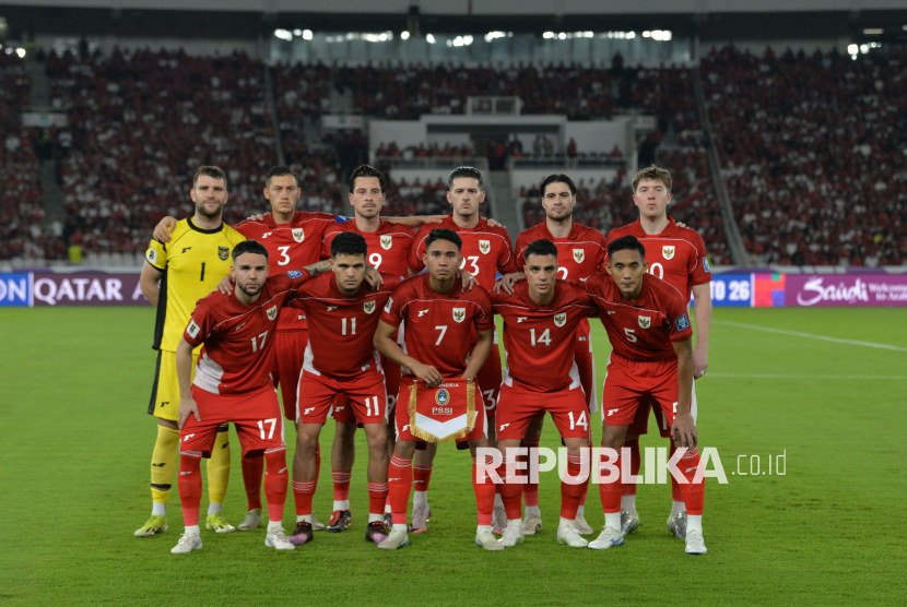 Pemain timnas Indonesia berfoto sebelum pertandingan kualifikasi Piala Dunia 2026 melawan Bahrain di Stadion Utama Gelora Bung Karno, Senayan, Jakarta, Selasa (25/3/2025). Indonesia berhasil mengalahkan Bahrain dengan skor 1-0. Gol kemenangan Indonesia dicetak Ole Romeny di menit ke-24.
