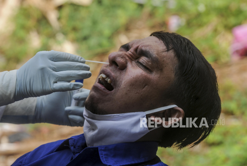 Tes swab terhadap pedagang di Pasar Tasik, Jakarta, Kamis (2/7). Peneliti tengah mengkaji kemungkinan lebih efektifnya pemberian vaksin Covid-19 lewat hidung, mengingat penyakit ini menyangkut saluran napas.