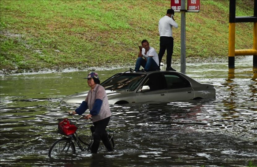 Sekitar 8.000 orang terdampak saat hujan deras guyur Kota Liulin di Provinsi Hubei.