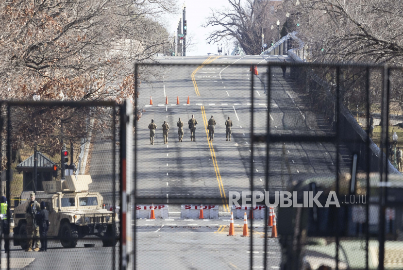  Pasukan Garda Nasional berpatroli di sekitar gedung Capitol AS di Washington, DC, AS, 16 Januari 2021.